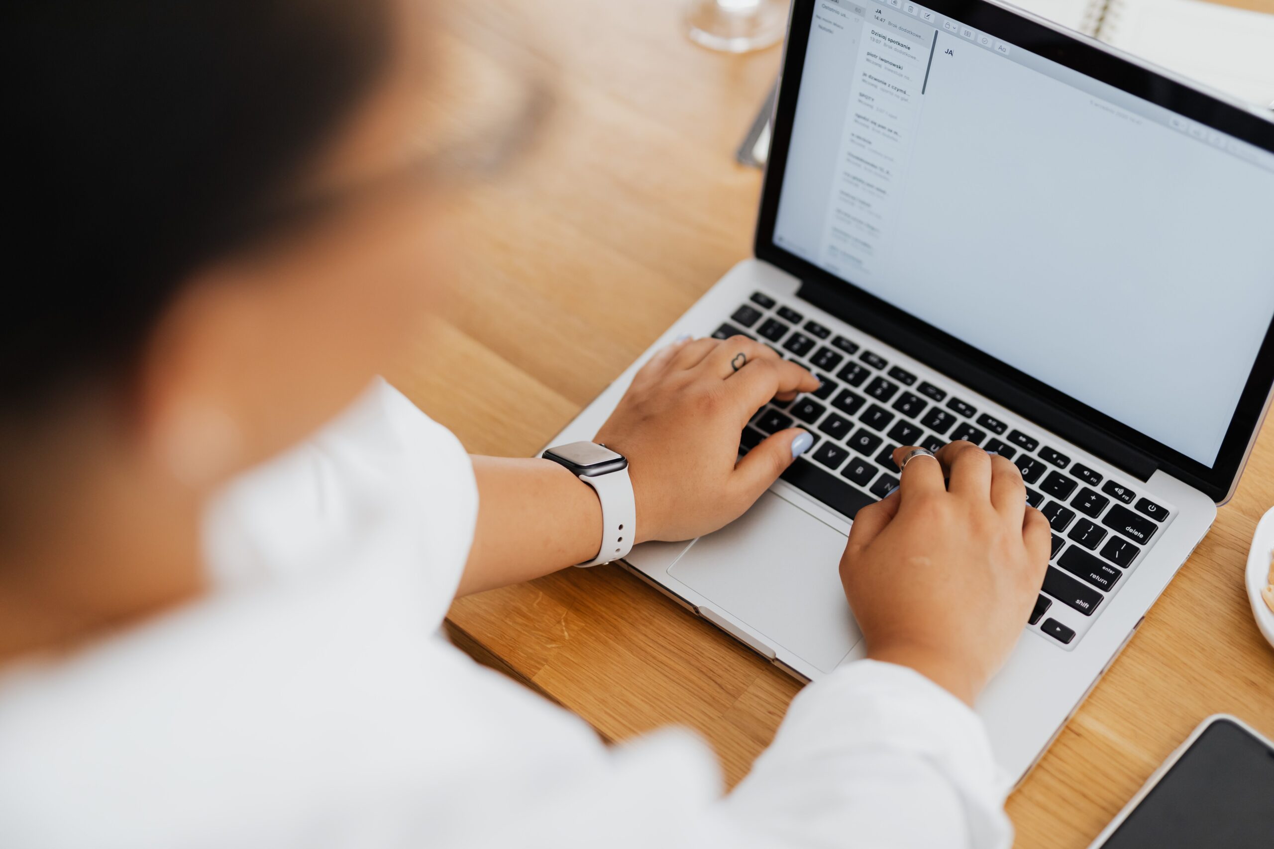 Como escrever e-mails formais em alemão: guia prático